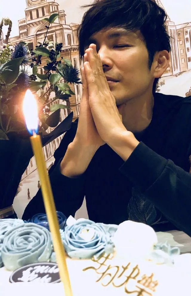 钟汉良晒生日蛋糕“艾特”何炅,为啥何老师的微博沦陷了?