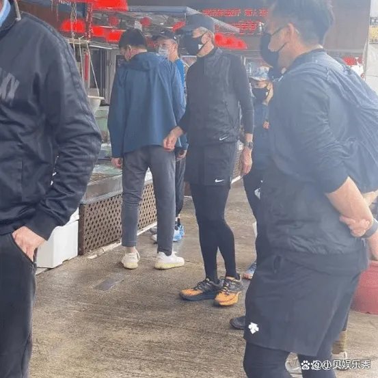 周润发街边小店用餐,满头白发难掩帅气,你对她最初的印象是什么?