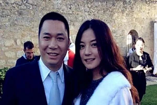 娱记曝赵薇夫妇口头协议:互不干涉感情,孩子归黄有龙所有,你怎么看?