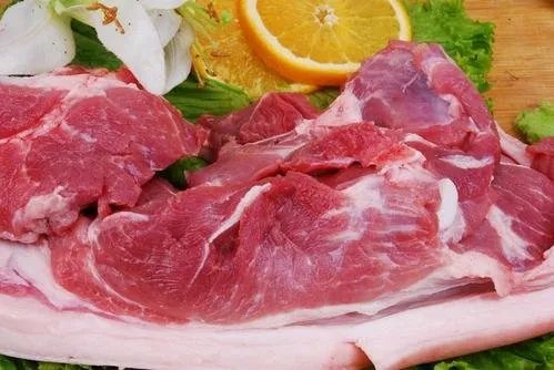 猪肉价格连降两月，对人们的需求会产生什么影响？