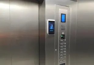 广东一男童电梯内乱摸手被卷入门缝,遇到这种事情的时候该如何急救?