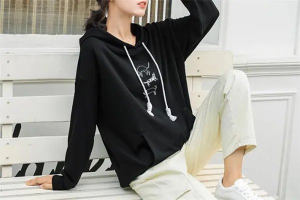 黑色卫衣配什么裤子好看 黑色卫衣搭配裤子图片