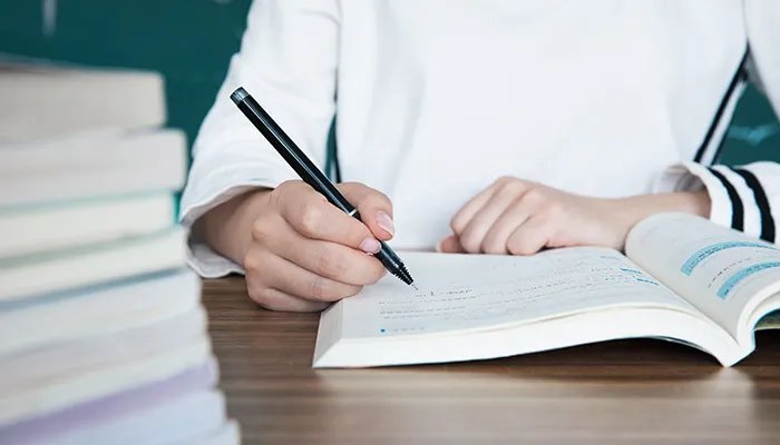 千里相逢打一字