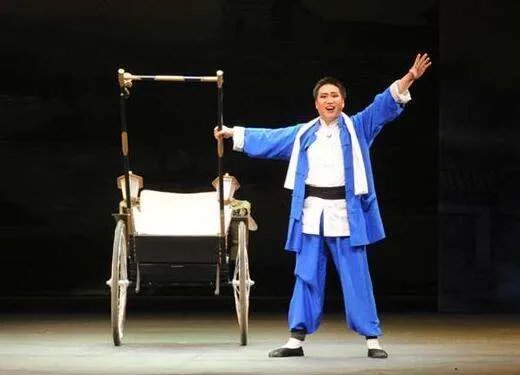 《骆驼祥子》中二强子的性格特点是什么?