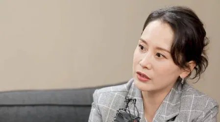 海清为欧豪下跪,给郭敬明颁奖脱鞋,过去糗事接连上热搜为什么?