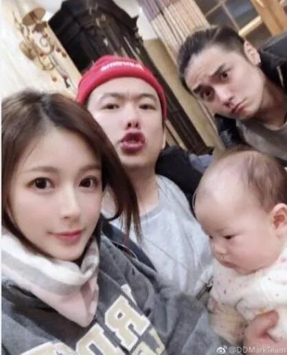蒋劲夫与朋友聚会合照：依旧梳着小辫子状态很好