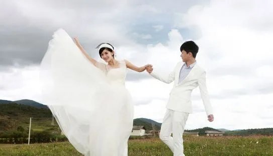 想学习一下张杰和谢娜婚纱照中的摆姿势,谁了解吗?