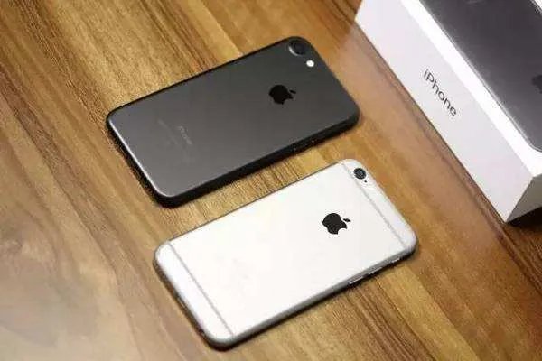 早已申请了折叠屏专利的苹果,为什么却没有会发布折叠 iPhone 的动作?