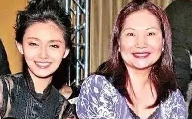 徐妈妈流泪谈女儿离婚原因,大S因汪小菲的爷们脾气过得很辛苦,你怎么看?