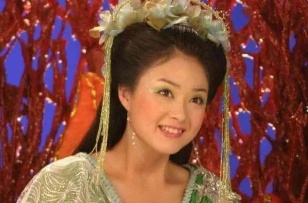 在《欢天喜地七仙女》中,鱼日喜欢的是红儿还是绿儿?