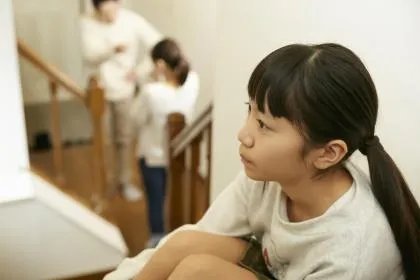 梦见光着脚