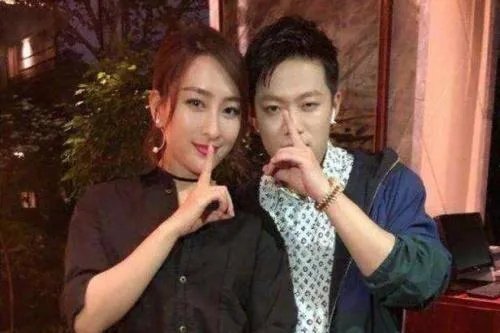 李小璐PG ONE秀恩爱视频流出,为什么李小璐和贾乃亮到现在都没有官宣离婚?