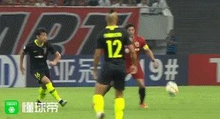 亚冠上港2-2浦和红宝石,日本的第一个进球是颜骏凌的锅还是犯规?哈桑执法公平吗?