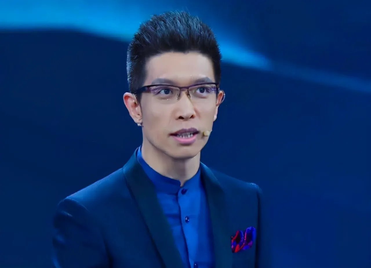 手语老师周晔,直播25年“不说话”,一开口想给朱广权一巴掌,为什么?