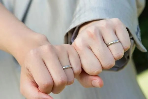男女婚戒的正确戴法图 男左女右戒指的戴法和意义