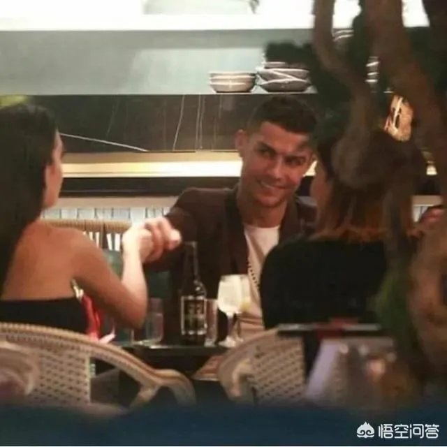 C罗花2.7万镑点两瓶红酒请女友吃饭,有人猜测其好事将近,求婚已成功,对此你怎么看?