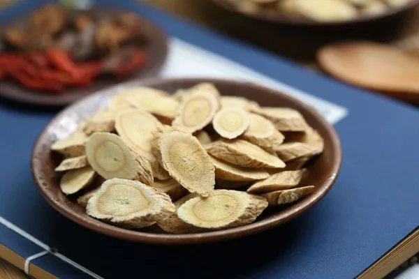 坚持喝黄芪泡水，身体能收获什么益处？和3味中药搭配效果更佳