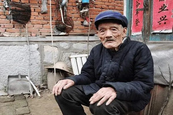 100岁奶奶贴脸陪伴98岁爷爷,这是爱情吗?