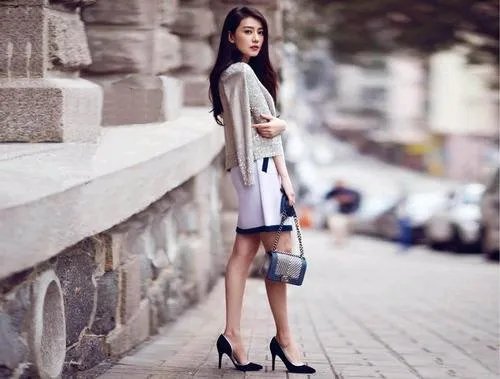 李斯丹妮是一个没有高跟鞋的女艺人,女艺人为何都喜欢穿高跟鞋?