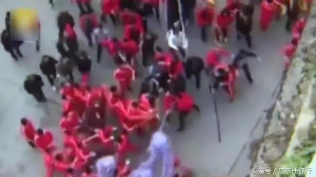 广东舞龙舞狮路上相遇,两队人马大年初一当街互殴,你怎么看这件事?