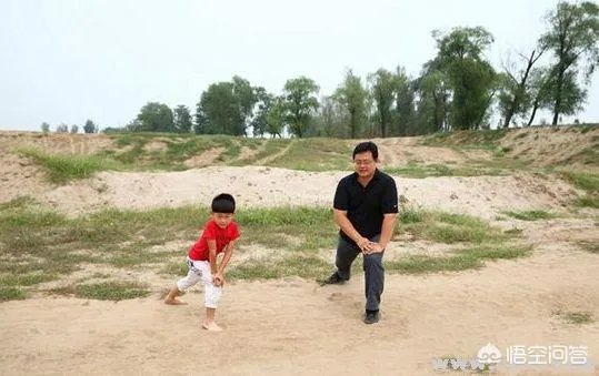 如何看待裸跑弟何宜德11岁大学毕业以及鹰爸教育?