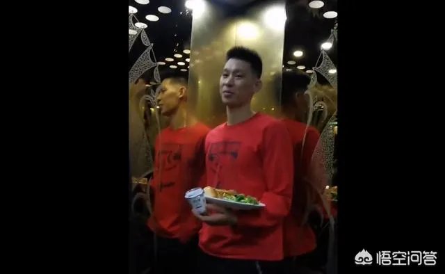 网友晒出电梯偶遇林书豪视频,后者自曝:来到北京后,放弃了饮食规律,你怎么看?