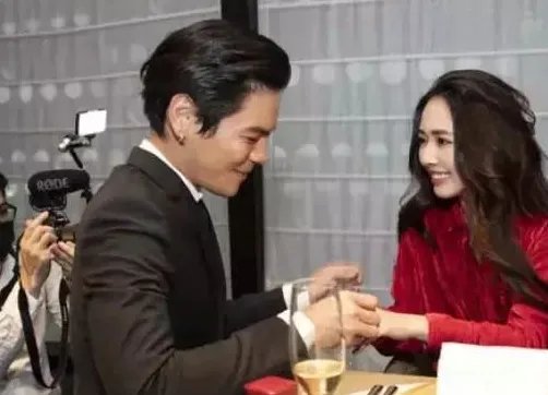向佐郭碧婷婚期确定,你觉得男女最好的结婚年龄是什么?