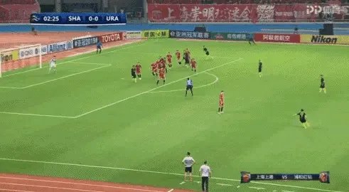 亚冠上港2-2浦和红宝石,日本的第一个进球是颜骏凌的锅还是犯规?哈桑执法公平吗?
