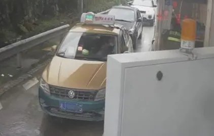 司机遇险暗打手势收费员秒懂报警,他打的是什么手势?