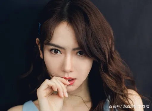 戚薇最近又剪了短发,你喜欢她长发的样子还是短发的样子