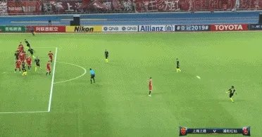 亚冠上港2-2浦和红宝石,日本的第一个进球是颜骏凌的锅还是犯规?哈桑执法公平吗?