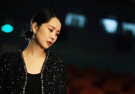 海清为欧豪下跪,给郭敬明颁奖脱鞋,过去糗事接连上热搜为什么?