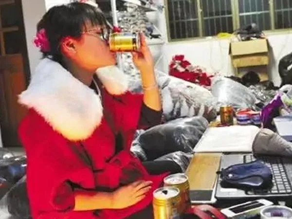 江苏一女子网购32次买真退假被抓，将会承担怎样的法律责任？