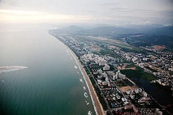 直击静态管理下的三亚:车流稀少,街上白马奔跑!三亚何时能解封?