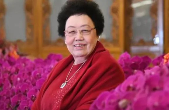 中国女首富陈丽华的现任老公是“唐僧”,那她的前夫到底是谁?