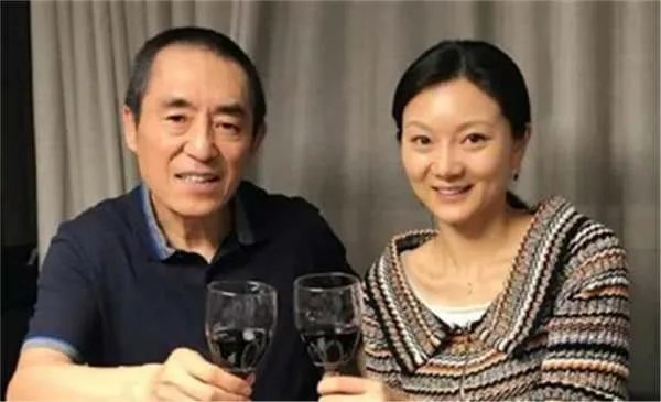 张艺谋的妻女去探班,陈婷打扮的很年轻,你羡慕张艺谋夫妻两人的爱情吗