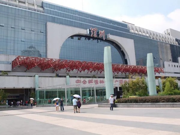 深圳罗湖口岸旁的火车站是叫哪个站？