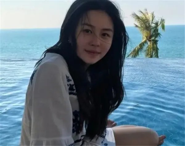 邱淑贞大女儿沈月近照出炉,这个姑娘如今出落成什么模样了?
