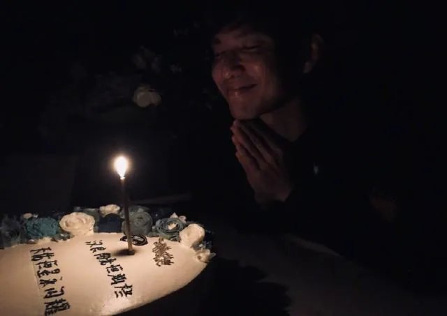 钟汉良晒生日蛋糕“艾特”何炅,为啥何老师的微博沦陷了?