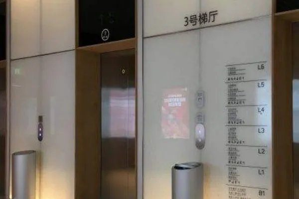 很多电梯中都会装有一面镜子，在这里装一面镜子究竟有什么用呢？