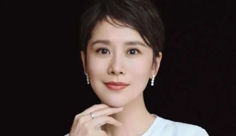 海清为欧豪下跪,给郭敬明颁奖脱鞋,过去糗事接连上热搜为什么?