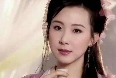 哪些女明星本来很好看却要整容,还越整越丑?