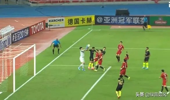 亚冠上港2-2浦和红宝石,日本的第一个进球是颜骏凌的锅还是犯规?哈桑执法公平吗?