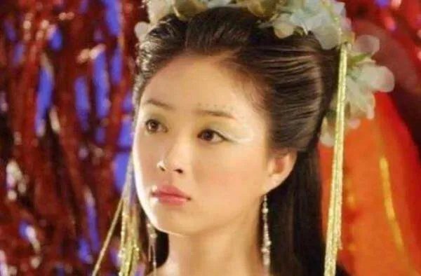 在《欢天喜地七仙女》中,鱼日喜欢的是红儿还是绿儿?