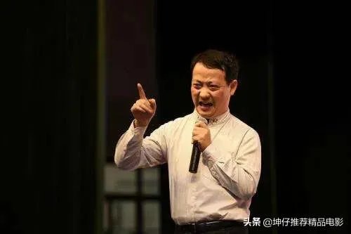 大家好,有谁了解崔万志,他是如何帮中国旗袍一步步到今天这个地步的?