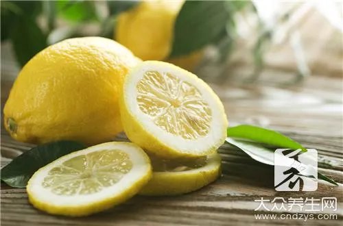 干柠檬片泡水喝的功效与作用有哪些