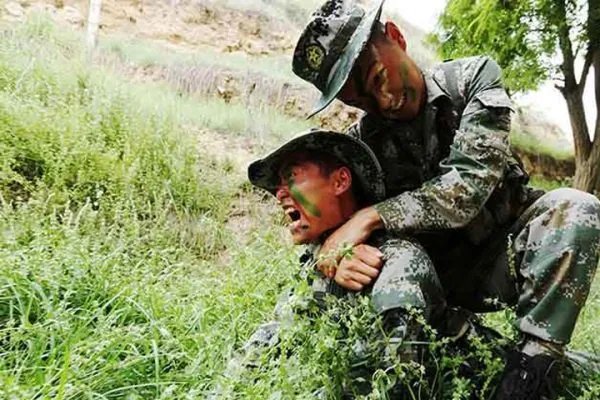 皇帝的新衣,(打一字)