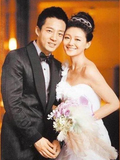 汪小菲发文庆祝与大S八周年,直男特性还要网友晒八年前结婚照,你怎么看?