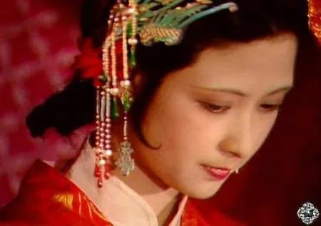 贾母为何戴眼镜细瞧尤二姐?
