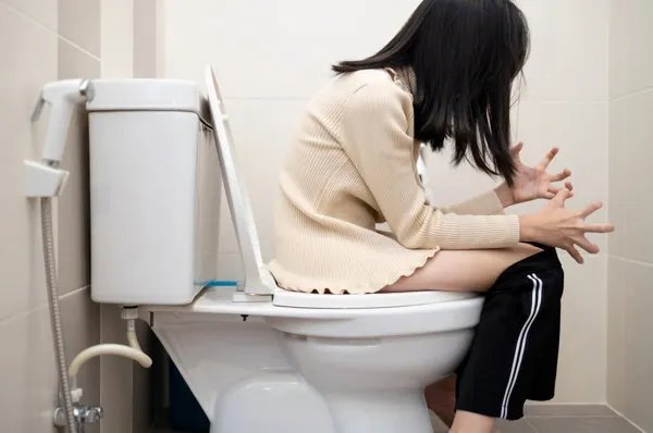大便出血很多鲜红色不痛不痒怎么回事